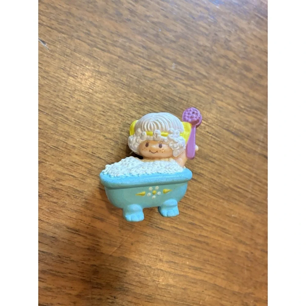 Vintage 1982 Strawberry Shortcake Angel Cake in Bathtub - Mini PVC Figure